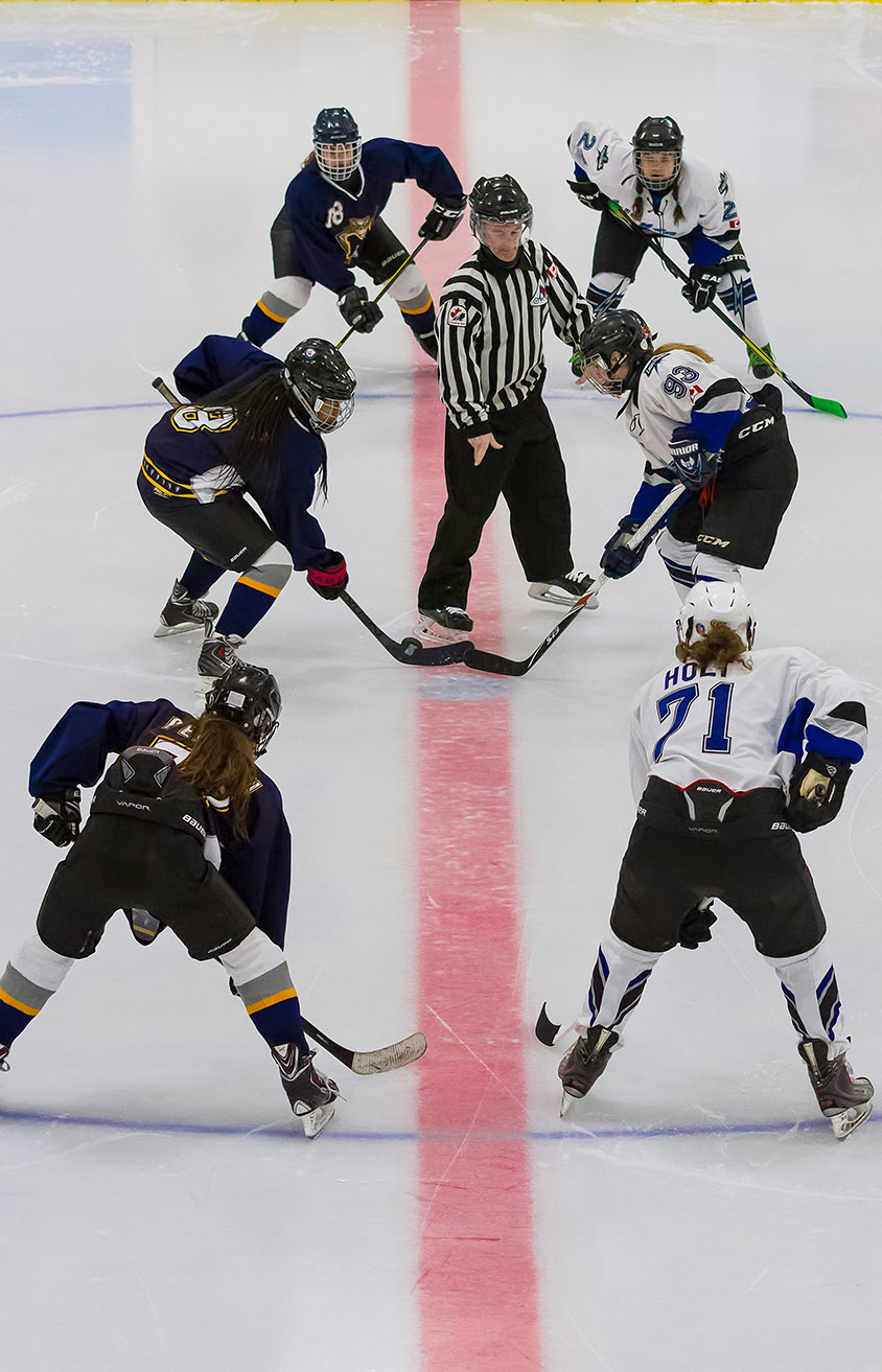 women-playing-ice-hockey